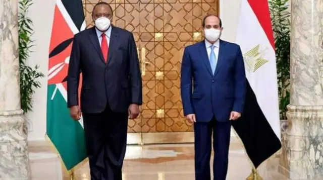 Rais Abdel Fattah al-Sisi (kulia) na rais wa Kenya Uhuru Kenyatta (kushoto)