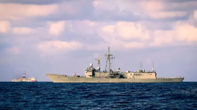 TCG Gelibolu gemisi ve Fatih sondaj gemisi