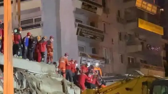 Ahmet Çitim, yıkılan Rıza Bey Apartmanı'nın enkazından sağ çıkarılırken