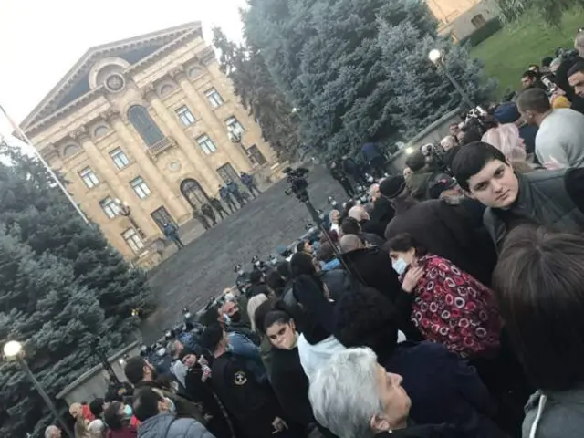 Yerevanda parlament binasının qarşısında etirazlar davam edir