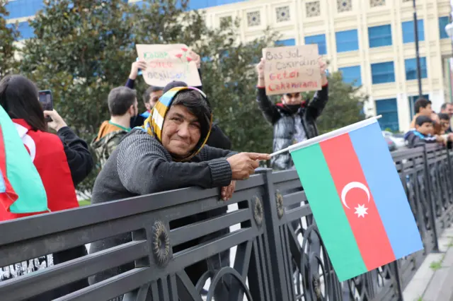 Bakıda insanlar Qarabağa sevinirlər