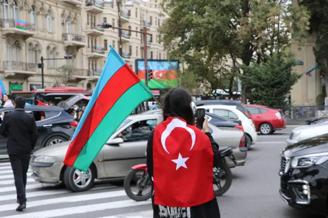 Bakıda insanlar Qarabağa sevinirlər
