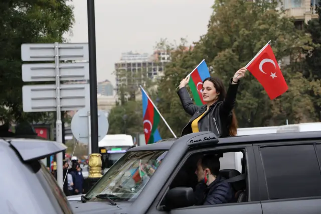 Bakıda insanlar Qarabağa sevinirlər