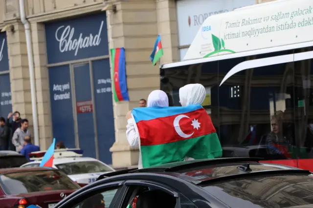 Bakıda insanlar Qarabağa sevinirlər