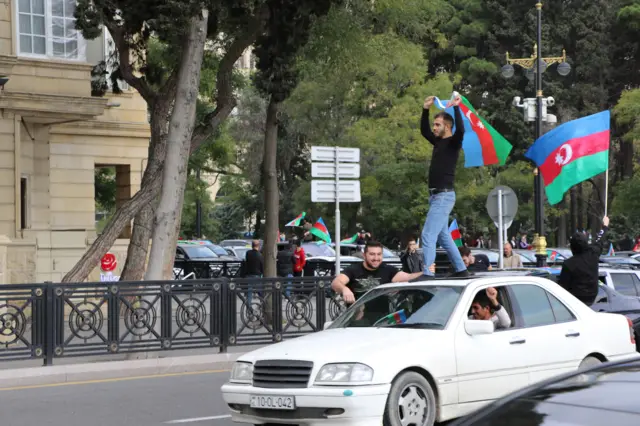 Bakıda insanlar Qarabağa sevinirlər