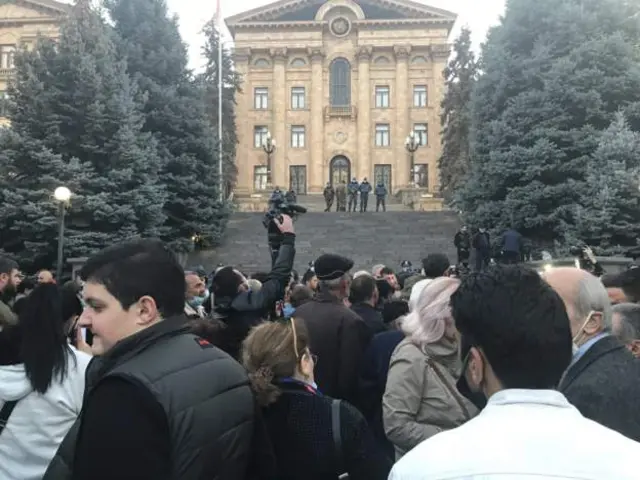 Yerevanda parlament binasının qarşısında etirazlar davam edir