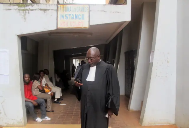 Les forces de l'ordre ont "gazé" des avocats dans un tribunal de Douala.La police n'a pas voulue s'expliquer