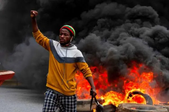 Des jeunes ont brûlé des pneus sur les routes lors des manifestations du mois dernier