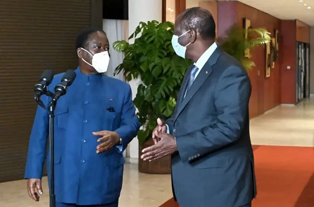 Henri Konan Bédié (micro) et Alassane Ouattara, les deux frères ennemis ont décidé de fuer le "calumet de la paix"