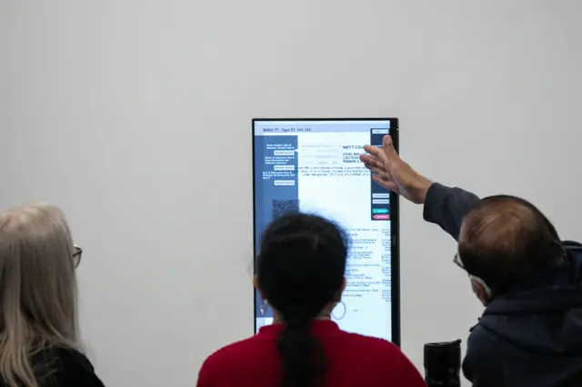 Les membres du comité de révision du comté de Gwinnett  le 8 novembre 2020 à Lawrenceville, en Géorgie.