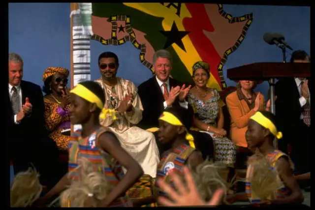 Le charisme du défunt président Rawlings lui a valu une reconnaissance internationale.Ici avec l'ancien président américain Bill Clinton en visite au Ghana