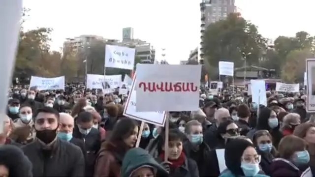 Ön planda – “Satqın”, arxa planda (pis görünür) – “Ermənilər birləşin” birləşin yazılıb