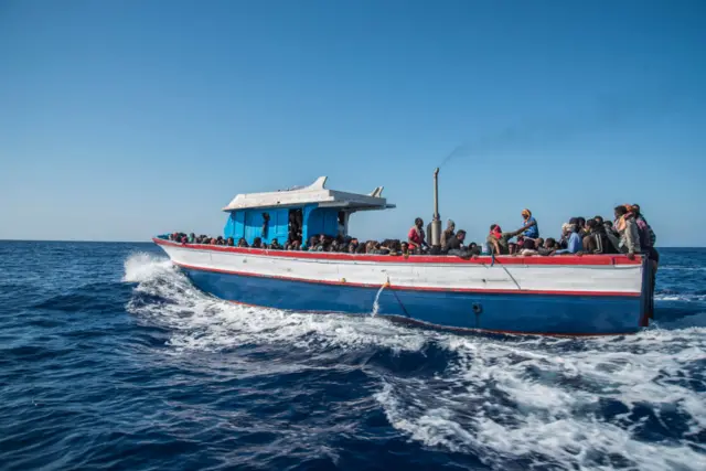 Des migrants dans un bateau qui a quitté la Libye quelques heures avant d'être secouru par l'ONG espagnole Proactiva Open Armsar l'ONG espagnole Proactiva Open Arms