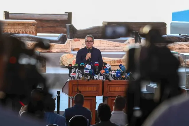 مصر تعثر على 100 تابوت أثري سليم في سقارة وتصف "الكنز الدفين" بالأهم في 2020