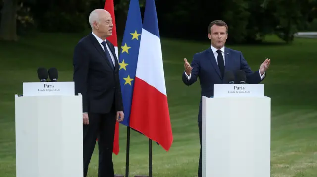 Kais Saied da Macron