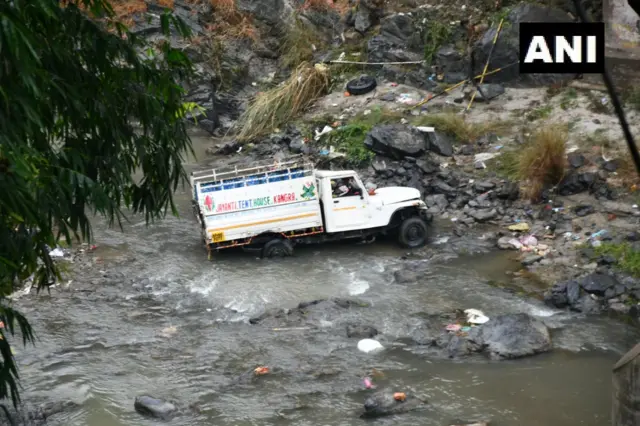 हिमाचल प्रदेश में सड़क हादसा