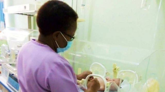 Eunice Mwabili anafanya kazi katika hospitali ya kibinafsi nchini Kenya