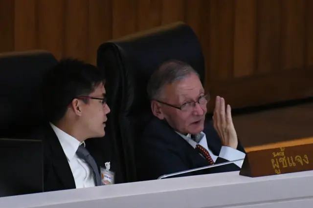 นายจอน อึ๊งภากรณ์ ผู้ก่อตั้งและผู้อำนวยการไอลอว์ หารือกับนายยิ่งชีพ อัชฌานนท์