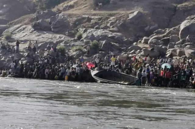 Wakimbizi wakivuka mto Setit mpaka wa Sudan na Ethiopia