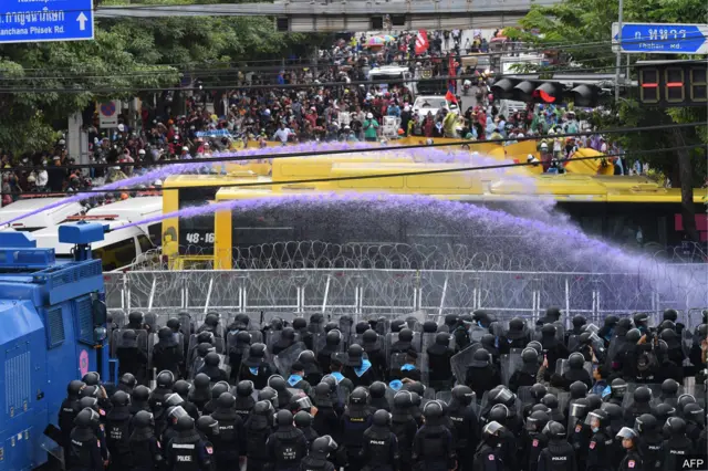 สลายการชุมนุมที่หน้ารัฐสภา