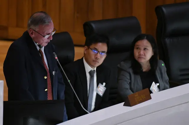 น.ส.จิรนุช เปรมชัยพร (ขวา) ฟังนายจอน อึ๊งภากรณ์ ชี้แจงร่างรัฐธรรมนูญฉบับประชาชนต่อที่ประชุมรัฐสภา