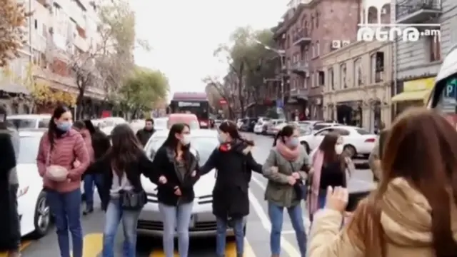 Yerevanda küçədə etirazçılar yolu bağlayıb