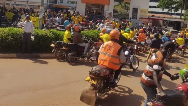 Wafuasi wa NRM wakimusubiri Mseveni kupata mafuta ya bure