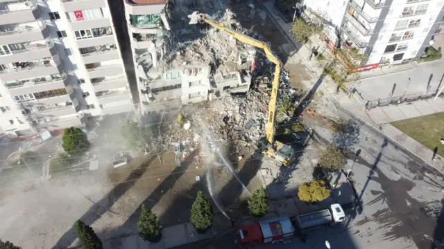 Bayraklı'da zemindeki 3 katı çöken Yılmaz Erbek Apartmanı'ndaki yıkım çalışması sürüyor.
