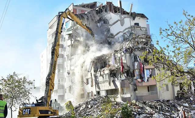 İzmir'in Bayraklı ilçesinde zemindeki 3 katı çöken Yılmaz Erbek Apartmanı