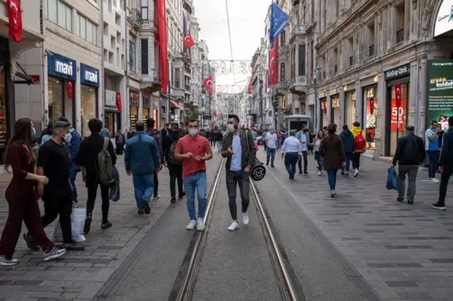 İstiklal Caddesi'nde yürüyen insanlar