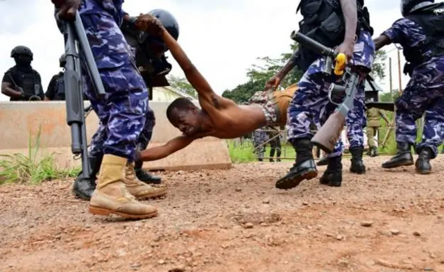 Waandamanaji zaidi ya 321 wanashikiliwa na polisi.