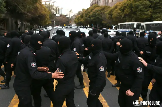 Yerevanda üzü maskalı polislər