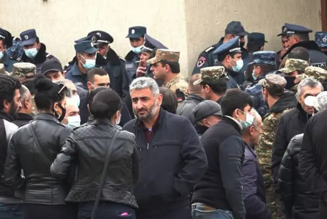 Yerevanda Müdafiə Nazirliyinin qarşısında övladları müharibə zamanı itkin düşmüş hərbçilərin valideynləri etiraz aksiyası edirlər.