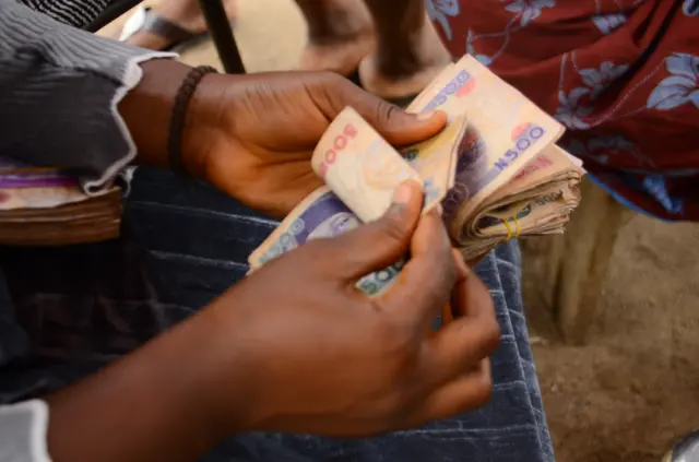 Ana sayar da dala ɗaya kan naira 484 a kasuwar bayan fage a ranar litinin