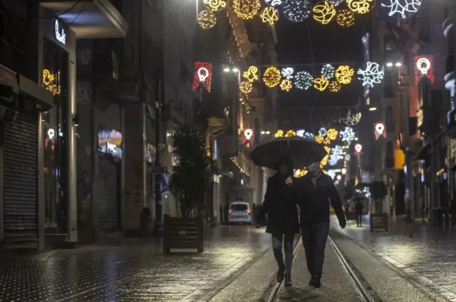 Hafta sonu sokağa çıkma yasağından turistler muaf tutulmuştu