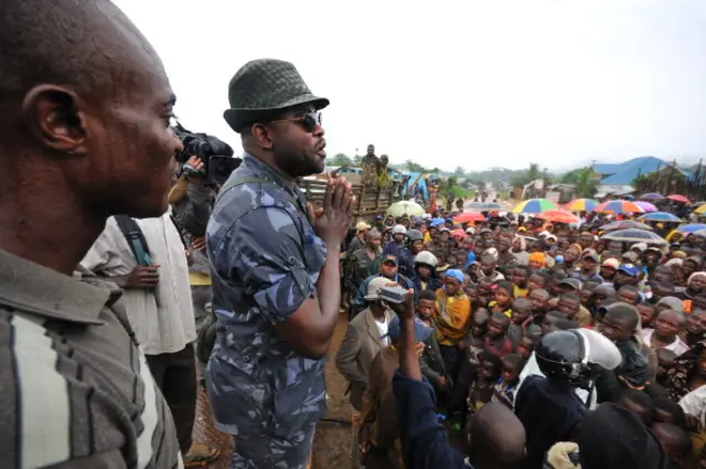 Ntabo Ntaberi du temps de sa gloire harangue les foules alors qu'il était accusé d'avoir commis des crimes graves