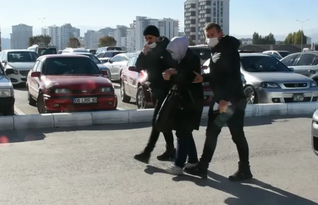 Kamera görüntülerden yola çıkılarak bir kişi gözaltına alındı. Sağlık kontrolünden geçirilen şüpheli sorguya alındı.