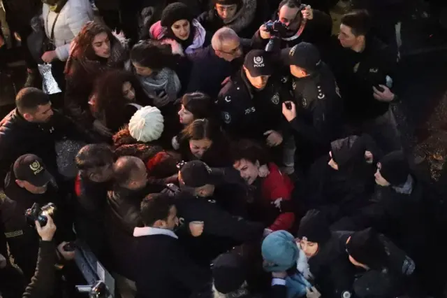Savcılık, Ankara'da Las Tesis eylemine müdahale eden polisler hakkında takipsizlik kararı verdi: "Müdahale yasaya uygun"