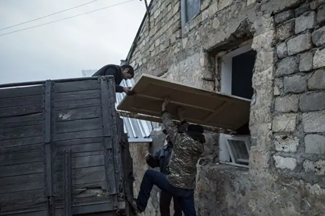 Laçını tərk edənlər əşyaları aparırlar