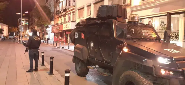 İstanbul'da PKK/KCK üyesi olduğu iddia edilen 26 şüphelinin yakalanması için gece operasyon düzenlendi