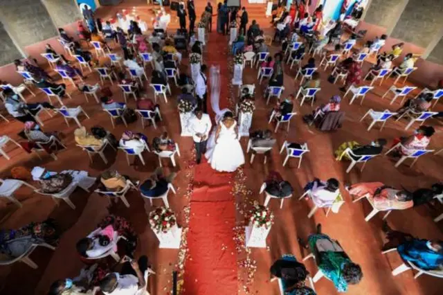 Chakula kitatolewa tu kwa  wazazi na ndugu wa maharusi