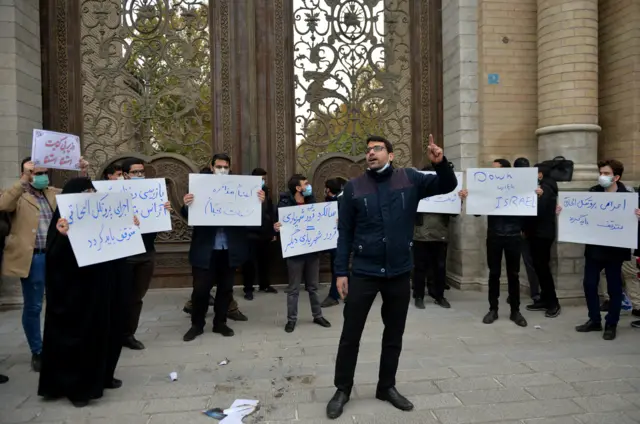Wasu ƴan Iran sun yi zanga-zangar adawa da kisan masanin kimiyar nukiliyar ƙasar