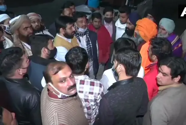 किसानों से मिलते अमानतुल्लाह ख़ान