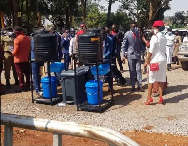 Bobi Wine na mke wake wakiwasili kwa uteuzi