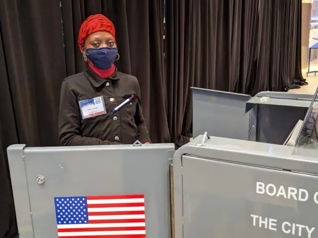 Woman wey wear mask dey election venue