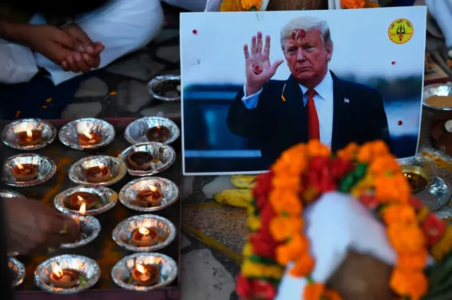 বাতি ও ফুল মালা দিয়ে ডোনাল্ড ট্রাম্পের বিজয়ের জন্য পূজা করছে হিন্দু শেব সেনা দিল্লিতে।