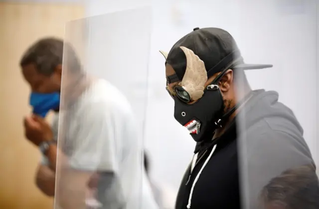 داناوان فیسون در ۲۷ سالگی تصمیم گرفته برای اولین بار رای بدهد و با این شکل و شمایل راهی مرکز رای‌گیری در دورهام کارولینای شمالی شد