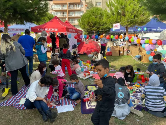 İzmir'de depremzede çocuklar için çadırlar arasına oyun alanı kuruldu