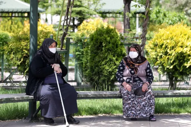 Bursa'da 65 yaş ve üzeri vatandaşların her gün 10.00-16.00 saatleri dışında sokağa çıkması yasaklandı