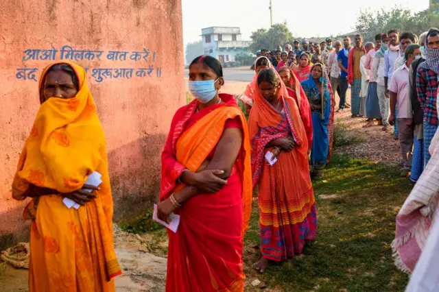 बिहार चुनाव के दूसरे चरण के लिए मतदान जारी